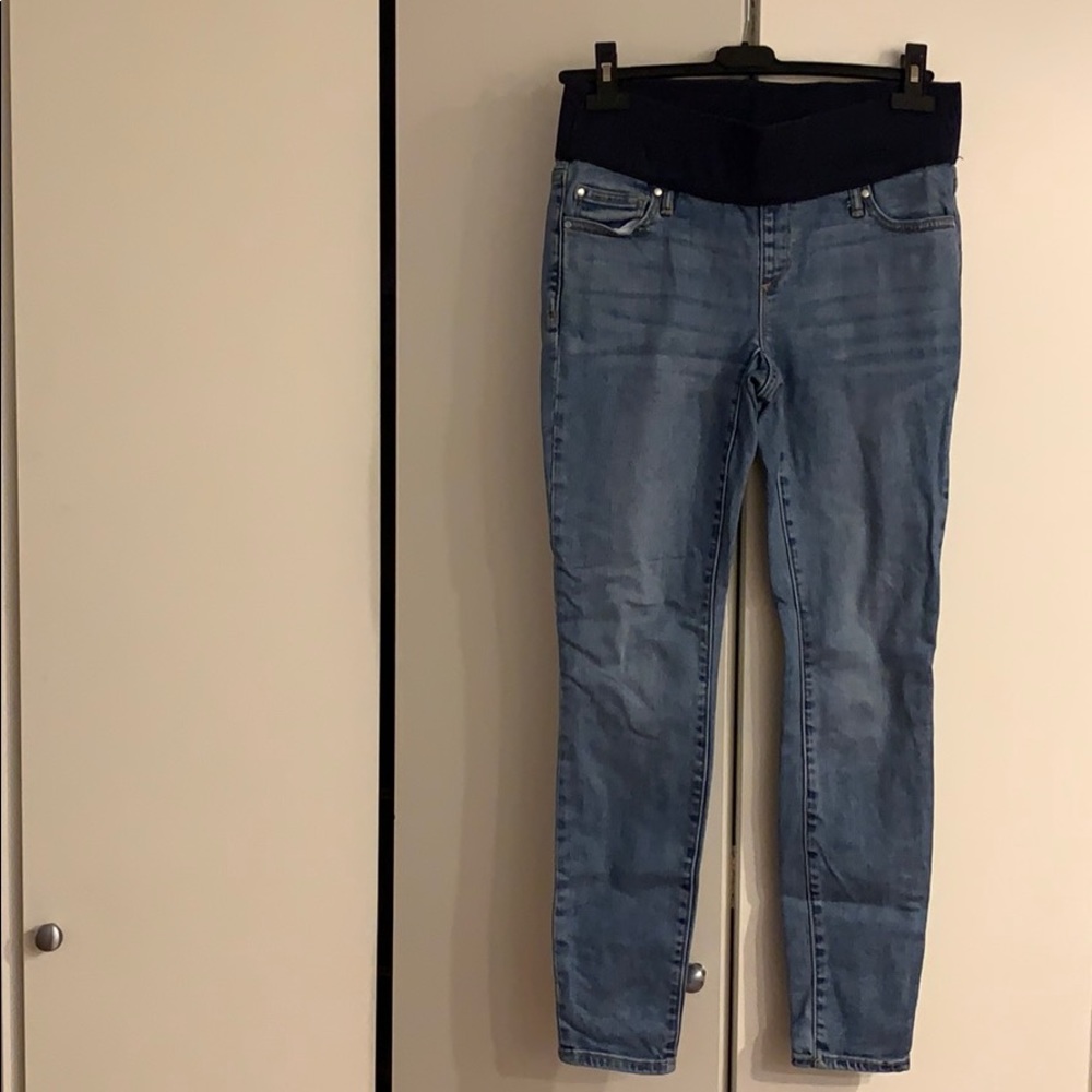 Great condition gap maternity jeans under belly